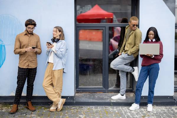 etudiants devant ecole