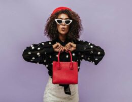 fille qui tient un sac