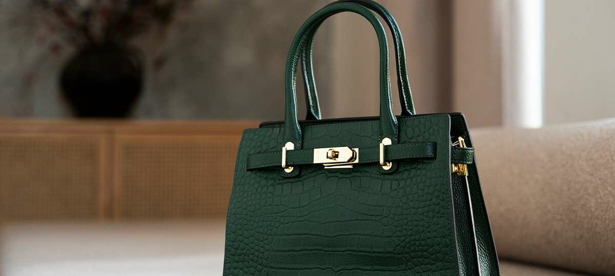 un sac suspendu a un meuble a l interieur 11zon