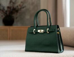 un sac suspendu a un meuble a l interieur 11zon