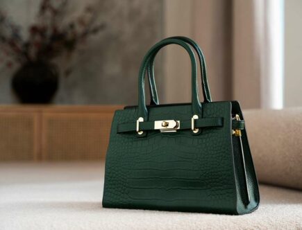un sac suspendu a un meuble a l interieur 11zon