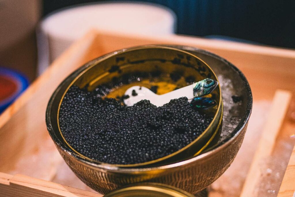 caviar avec cuillère de nacre