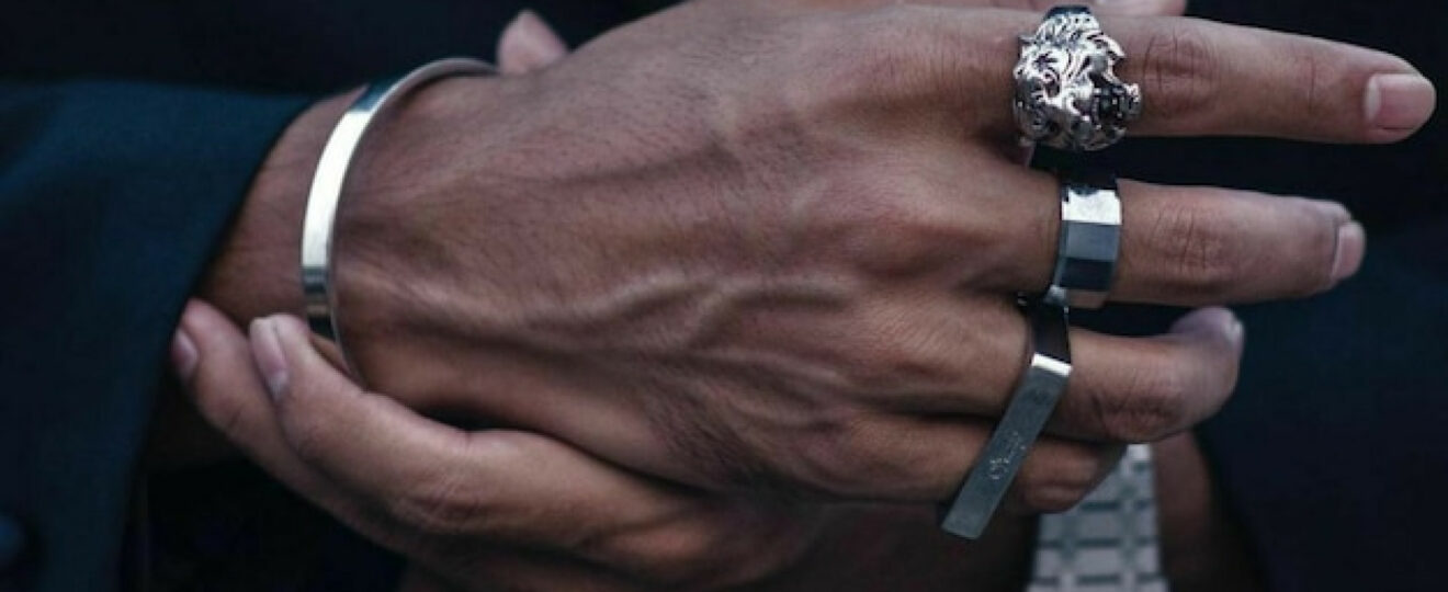 Tendances bijoux pour hommes : guide pour un look élégant et moderne