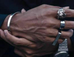 Tendances bijoux pour hommes : guide pour un look élégant et moderne