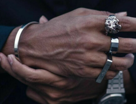 Tendances bijoux pour hommes : guide pour un look élégant et moderne