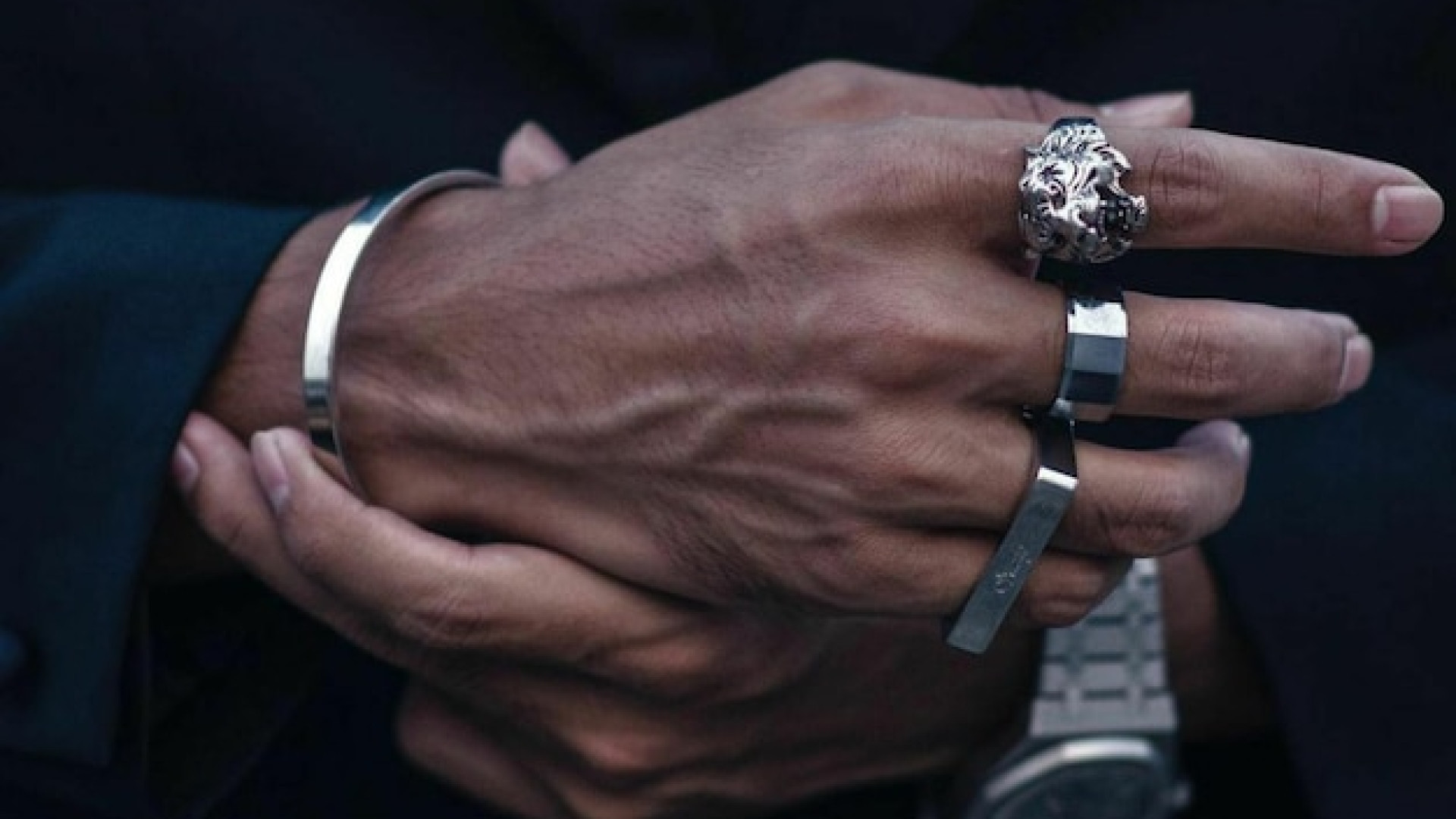 Tendances bijoux pour hommes : guide pour un look élégant et moderne